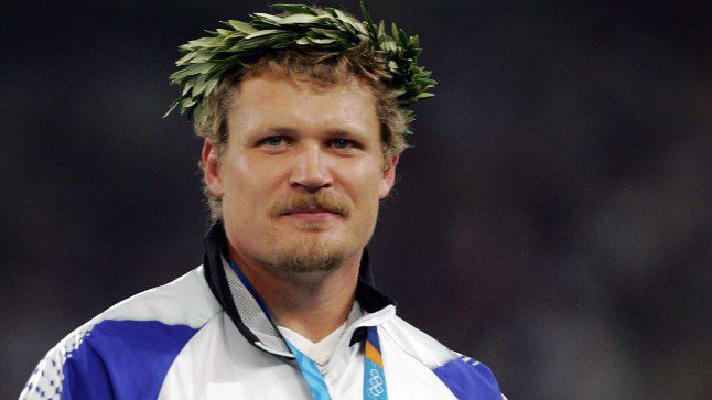 Kalev Openil autasustavad ujujaid Ateena olümpiapronks ja legendaarne ujumistreener