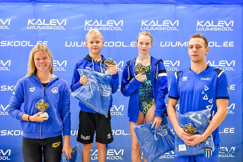 Kalevi Ujumiskooli aastalõpuvõistlusel panid ujujad end joonele 25 meetri sprindidistantsil